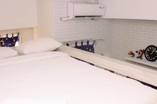 Bekasi Timur Apartment | Stunning and Comfy Studio Apartment Transpark Juanda By Travelio