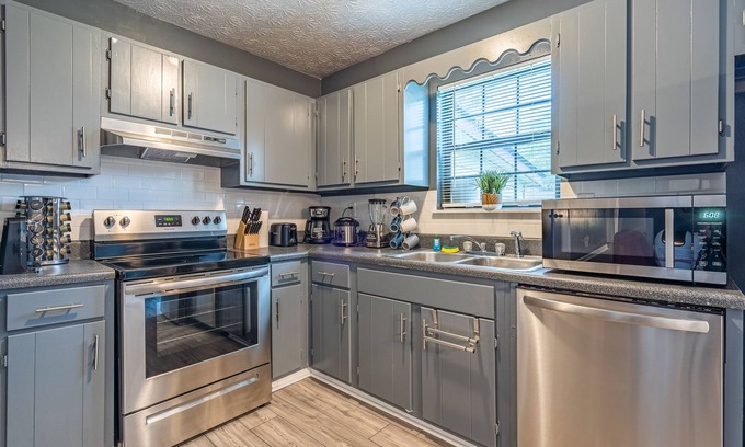 Jefferson Park Apartment | Stunning and Elegant Home in Atlanta by Deity Villas