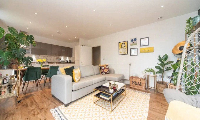 Woolwich Apartment | Stunning and Stylish Flat Mins From Central London | Pass the Keys