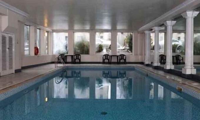 Dalry Apartment | Stunning Apartment Close To Edinburgh City Centre, indoor pool and garden