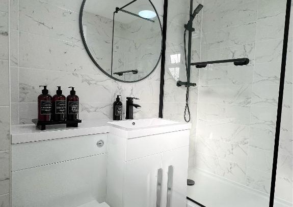 Custom House House | Stunning apartment in Beckton with Private Entrance