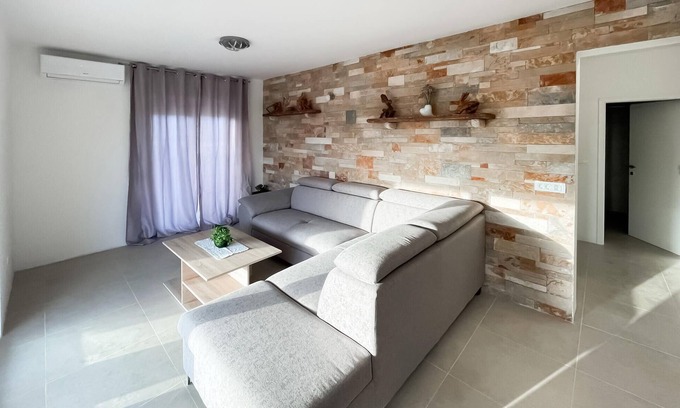 Island Hvar Apartment | Stunning apartment in Jelsa with WiFi