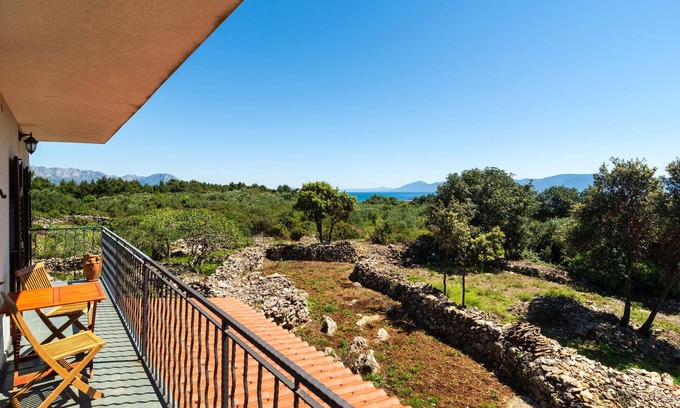 Sucuraj Apartment | Stunning apartment in Sucuraj with WiFi