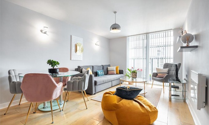 Hornsey Apartment | Stunning Apartment with Underground parking!