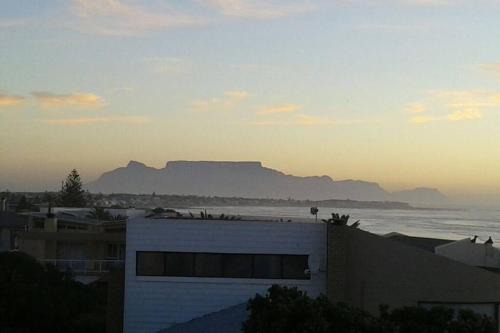 Melkbosstrand Apartment | Stunning apartment with ocean views and Table Mountain