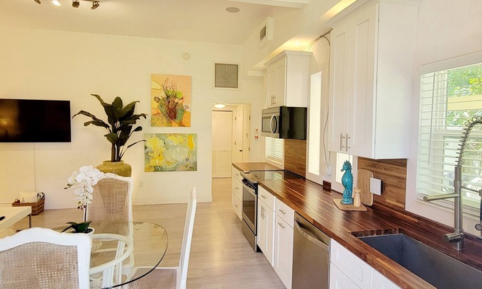 Ormond-by-the-Sea Apartment | Stunning Art Studio at the Beach!