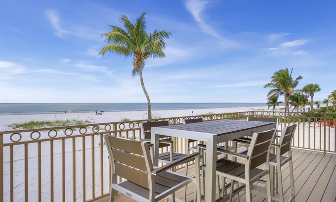 Mid Island House | ☀️Stunning Beachfront Home-Direct Water Views-Beachfront Palace☀️