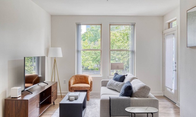 Northwest Bellevue Apartment | Stunning Bellevue 2BR w/Gym, W/D & Lounge, near Shops, by Blueground