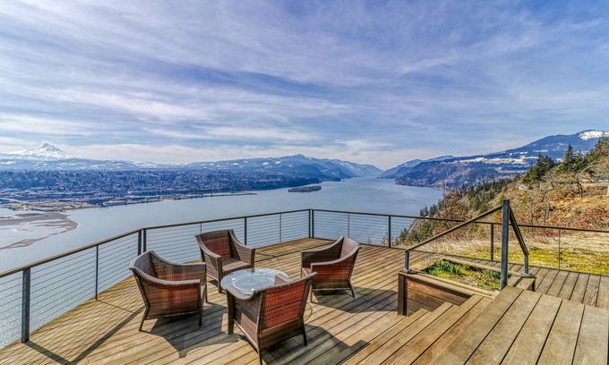 White Salmon House | Stunning bluff-top home with huge Gorge view, hot tub & deck