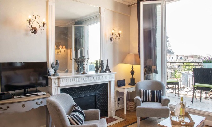 Quartier du Gros-Caillou Apartment | Stunning & Bright, Sleeps 6, w/Big Balcony and Amazing Paris Views