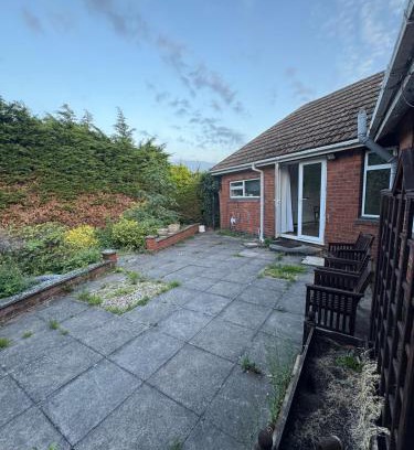 Moorhouse House | Stunning Bungalow In Rugby by Eason Stays, Ideal for Weekend Getaways & Business Travellers - Free Parking