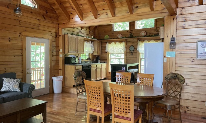 Rogers Cabin | Stunning cabin near Natural Bridge/Red River Gorge with wi-fi and hot tub