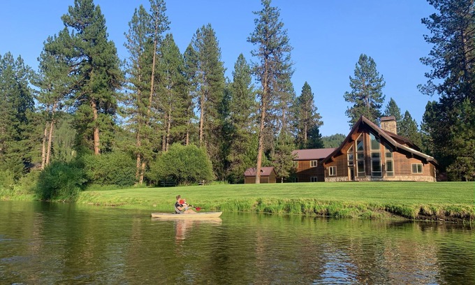 Garden Valley Cabin | Stunning Cabin with Clubhouse on River! Wooded Retreat with Kayaks! Pickleball!