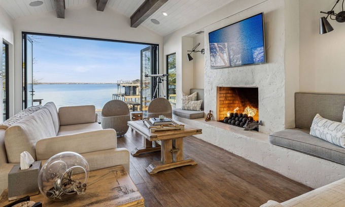 Tool House | Stunning Cedar Creek Lake Oasis