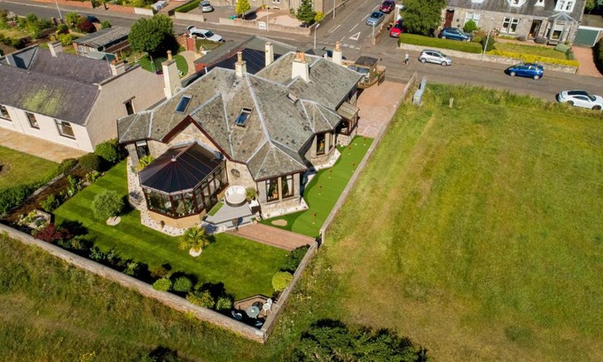 Leven Villa | Stunning Central Villa by Golf Course & Beach