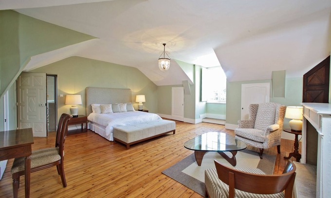 Saint-Geyrac House | Stunning chateau, built in 1611, beautifully renovated, furnished and equipped.