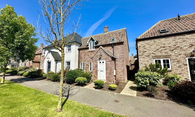 Filey Apartment | Stunning Coastal Cottage - Sleeping 5 in 2 Bedrooms - Pool and Beach Access Included.