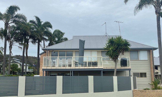 Tathra House | Stunning Coastal Retreat - Walking distance to Beach and Cafes.