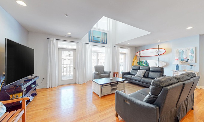 Midtown Ocean City Condo | Stunning Condo Steps From Beach w/Private Washer/Dryer, Free WiFi, & Central AC