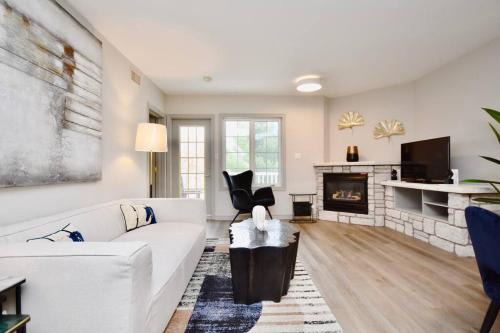 Oro-Medonte Apartment | Stunning Condo with Access to Pool
