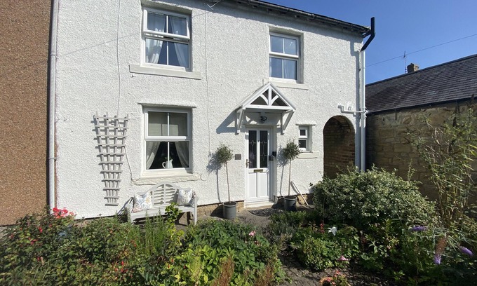 Warkworth Cottage | Stunning courtyard cottage set back from the River Coquet. With castle views.