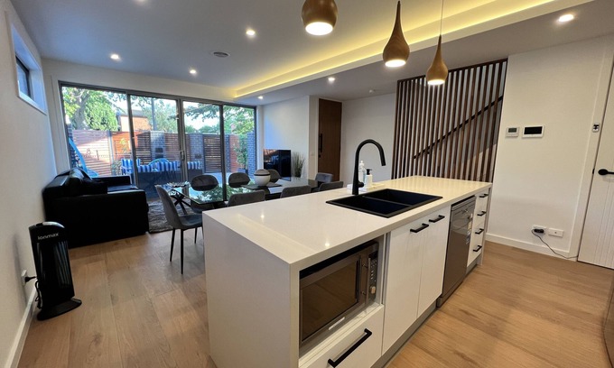 Dickson House | Stunning Dickson Luxe 3BR 2 Bath Double LUG Wifi Wine Brand New Townhouse