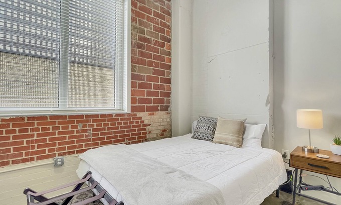 Downtown Des Moines Apartment | Stunning Downtown Studio with Rooftop Patio