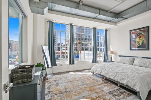 Historic Core Apartment | Stunning DTLA Gem 2 bed with pool, gym and parking