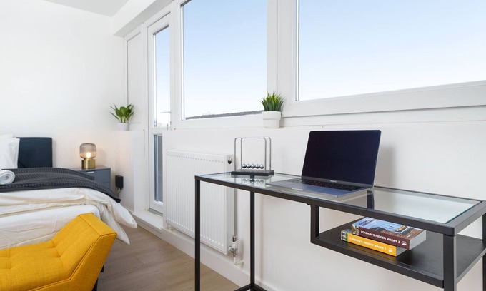 Tower Hamlets Apartment | Stunning Duplex near Canary Wharf & O2 & City Views