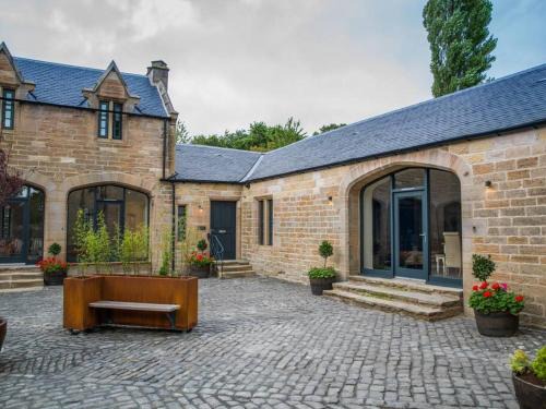 Ratho Apartment | Stunning Edinburgh 1820s stables converted studio