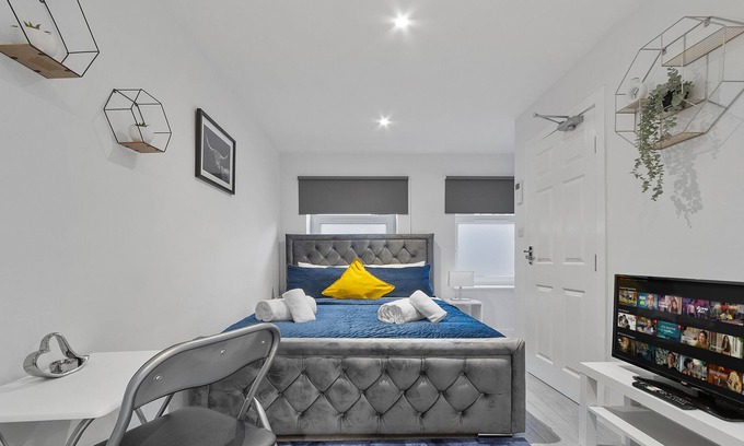 Penge Apartment | Stunning Ensuite Studio Crystal Palace London SE20