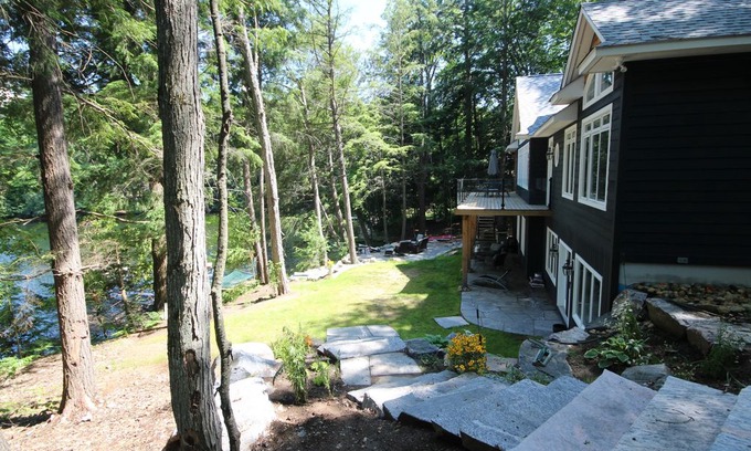Minett Cabin | Stunning Executive Cottage on Bruce Lake between Rosseau and Joe!
