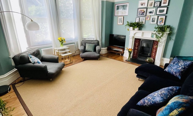 Catford House | Stunning family home, large garden and playroom