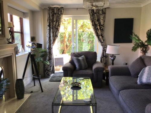 Worcester House | Stunning Fir Trees Corner 3 bedroom detached Executive house with free drive way parking for 2 vehicles 1 mile from M5 dogs welcome