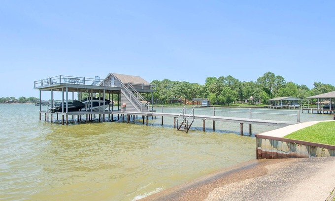 Cedar Creek Reservoir House | Stunning Five Bedroom Escape - Great Water!