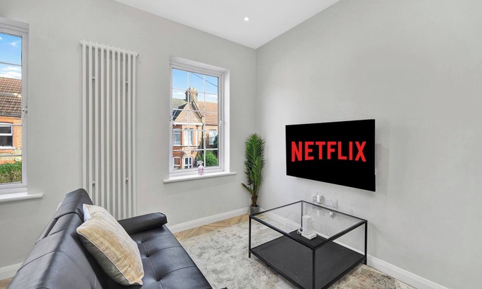 Lea Bridge Apartment | Stunning Flat near Stratford Shopping Centre