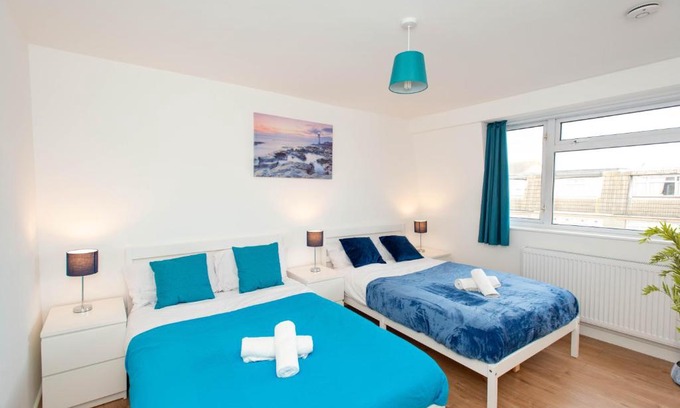 Custom House House | Stunning four bedroom house close to Excel, O2 & Central London with free parking