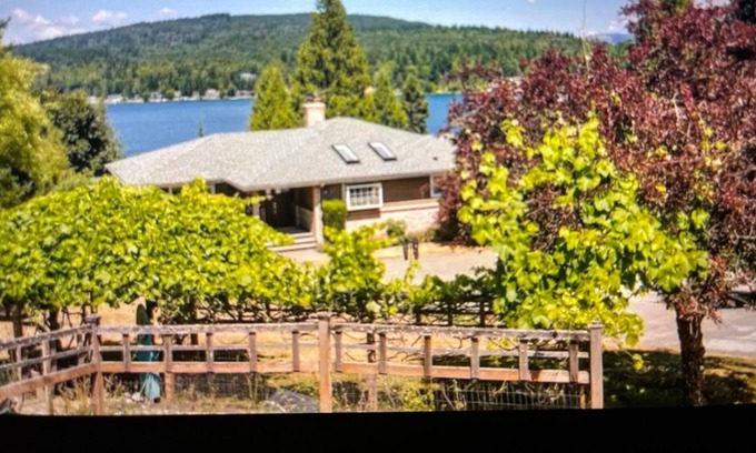 Sudden Valley House | Stunning Geneva 4-Bedroom Villa W/ Lake View and Hot Tub