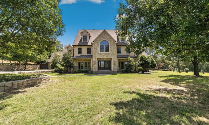 Denison House | Stunning Getaway in charming Denison - Retreat Minutes from Downtown - Sleeps 10