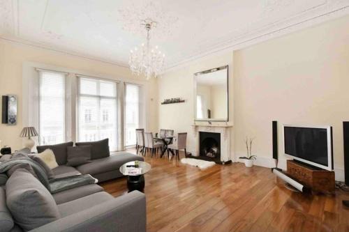 Warwick Apartment | Stunning Grand 2 bed, 2 bath apartment,