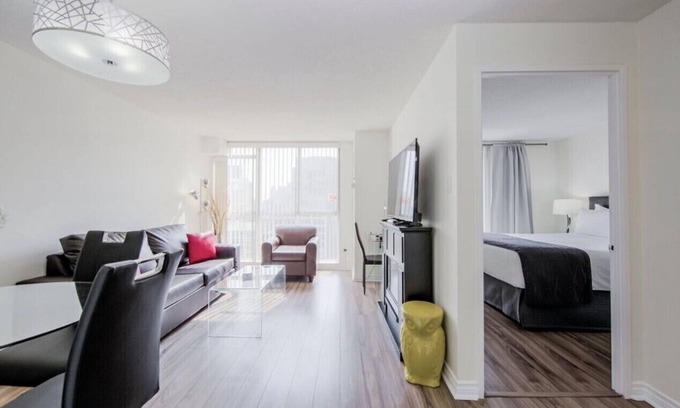 Bay Street Corridor Condo | STUNNING High Floor Bay St Condo w BIG Balcony/Terrace (Sleeps 4) Pet Friendly