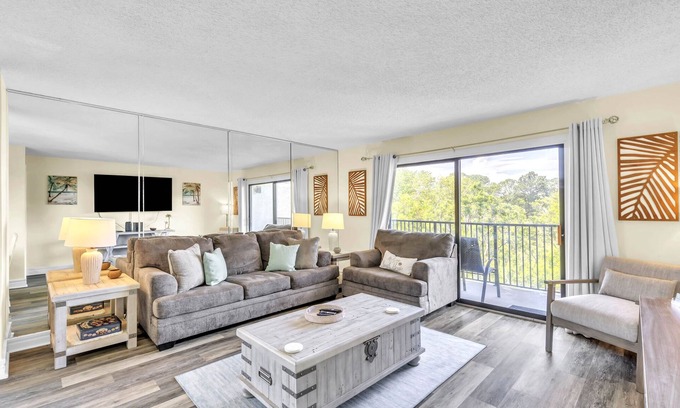 Hilton Head Condo | STUNNING HILTON HEAD CONDO WITH THREE BALCONIES POOL TENNIS NEAR COLIGNY PLAZA