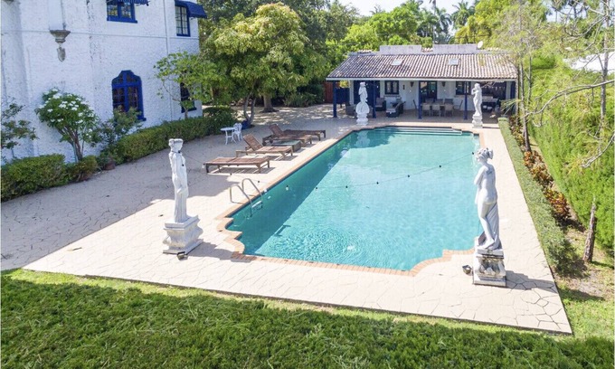 Hollywood Lakes House | Stunning Historic Joseph Young Mansion- Walk To The Beach and Restaurants