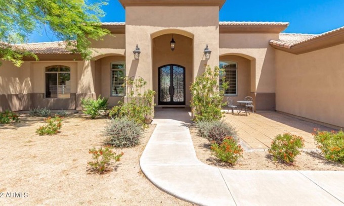 Laveen House | Stunning Home...Casinos, Sports & Entertainment... Close By!
