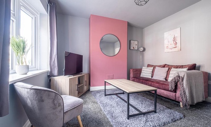 Birstall Apartment | Stunning Home Ideal for comfort by Our Home Short Stays Free parking fast Wi-Fi and plenty of shops and eating options close by