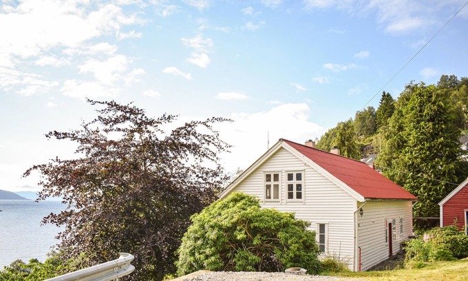 Brekke House | Stunning home in Brekke with kitchen