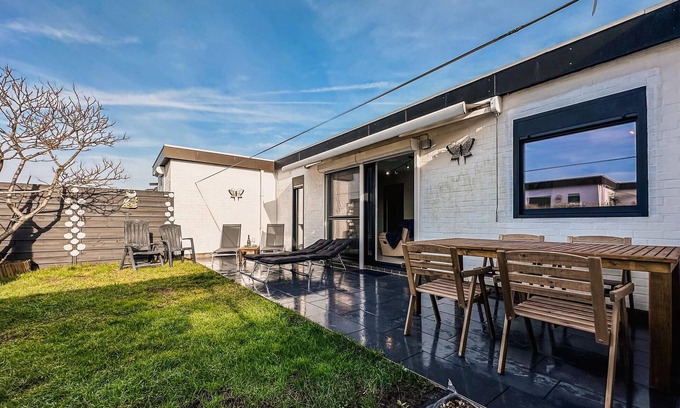 Koksijde House | Stunning home in Koksijde with kitchen