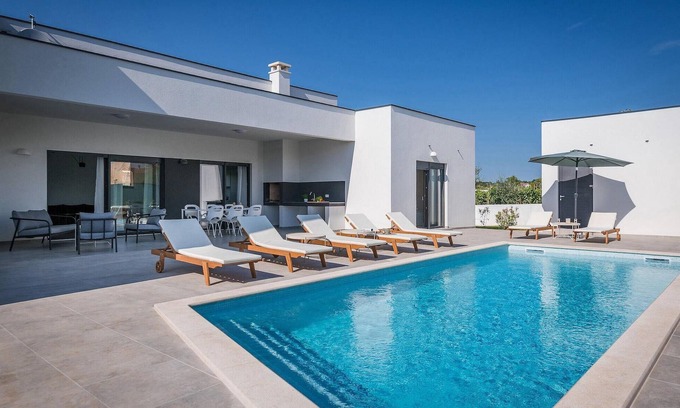 Valbandon House | Stunning home in Pula