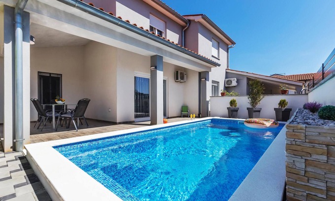 Skatari House | Stunning home in Skatari with WiFi