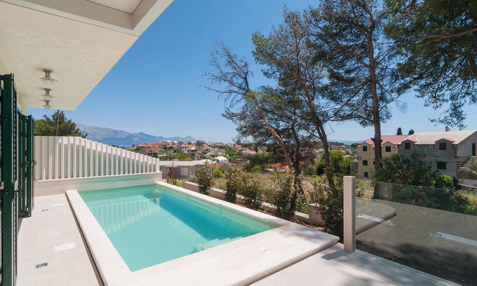 Sumartin House | Stunning home in Sumartin